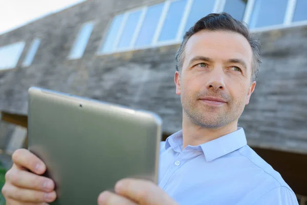 Mężczyzna Trzymający Tablet Przed Budynkiem — Zdjęcie stockowe