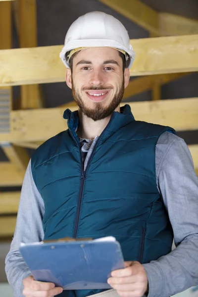 Retrato Jovem Construtor Masculino Segurando Prancheta — Fotografia de Stock