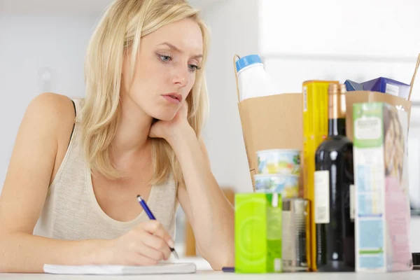 Vrouw Controleren Een Boodschappenlijstje — Stockfoto