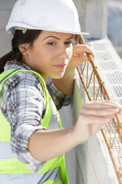 Femme Travaillant Sur Une Construction Murale — Photo