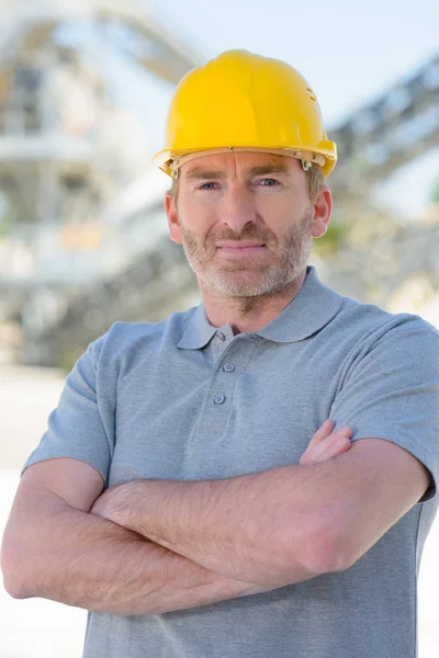 Homem Confiante Com Hardhat Posar Livre — Fotografia de Stock