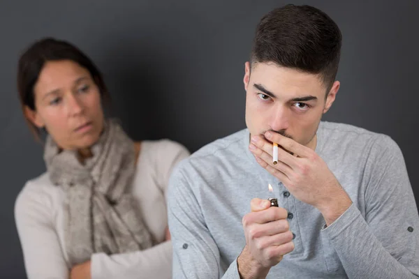 Mladý Muž Kouření Cigarety Nechat Chytit Jeho Matkou — Stock fotografie