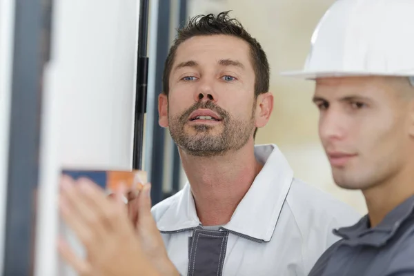 Lavoratore Che Ispeziona Pareti — Foto Stock