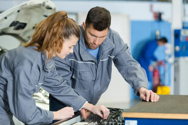 Mechanikerin Arbeitet Der Garage — Stockfoto