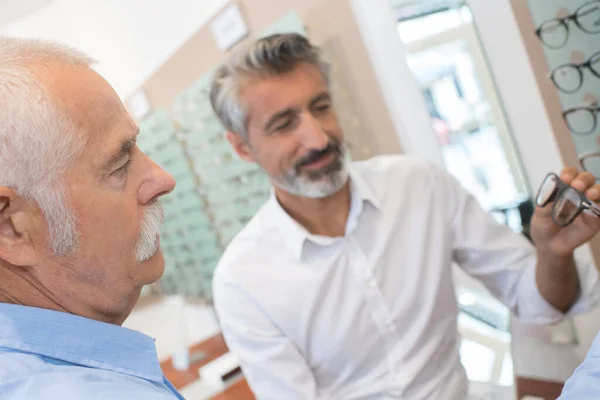 Optiker Zeigt Dem Patienten Eine Brille — Stockfoto