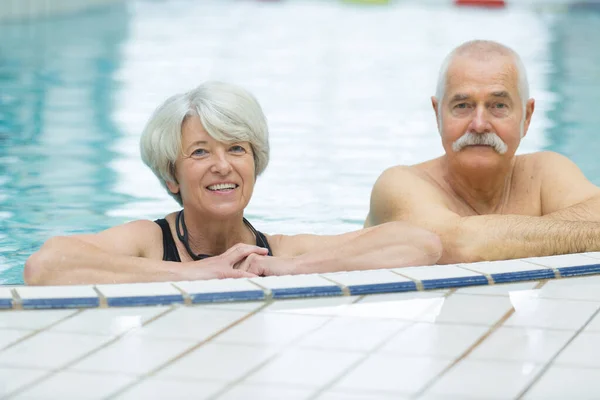 Glada Äldre Par Poolen — Stockfoto