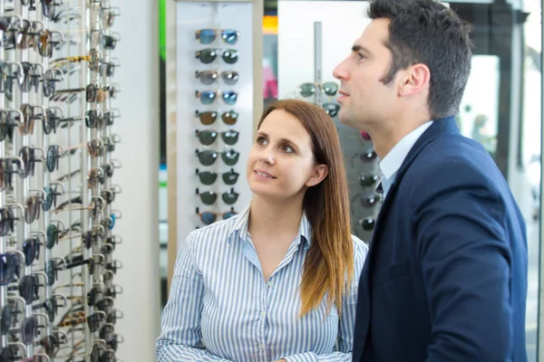 Mujer Con Gafas Sol Eligiendo Lentes Tienda Óptica — Foto de Stock