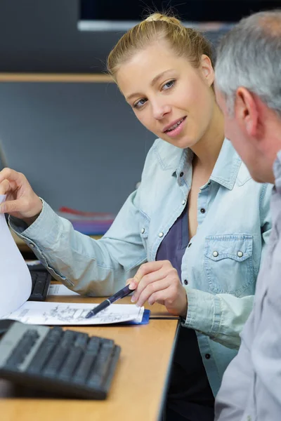 Hombre Mujer Estudiante Con Calculadora —  Fotos de Stock