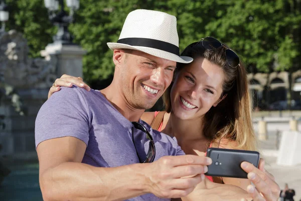 Casal Tomando Selfie City Break — Fotografia de Stock
