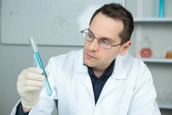 Mikrobiyolog Elinde Mavi Sıvıyla Bir Tüp Tutuyor — Stok fotoğraf