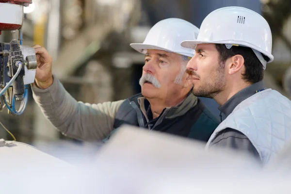 Portrait Ouvrier Dans Une Usine — Photo