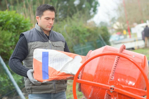 Homme Faisant Ciment Avec Une Machine Béton — Photo