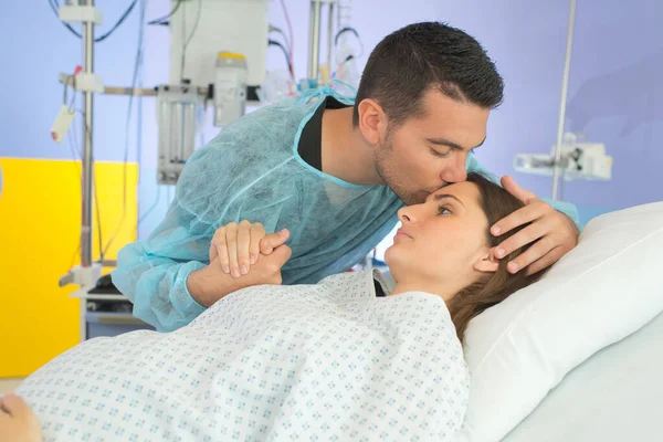 パートナーは 出産時に彼の妻を助ける — ストック写真