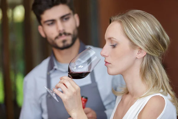 Evento Cata Vinos Con Gente Degustando Vinos — Foto de Stock