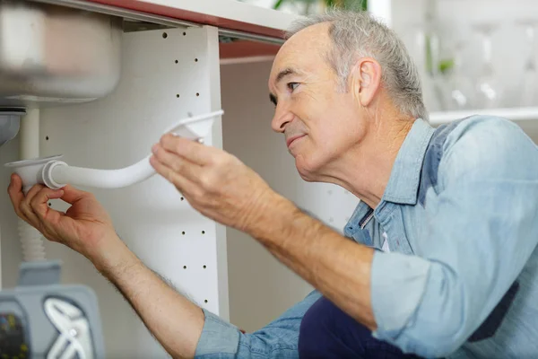 Senior Homme Fixer Des Tuyaux Sous Évier — Photo