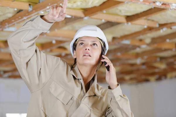 Mujer Constructor Utilizando Teléfono Inteligente —  Fotos de Stock