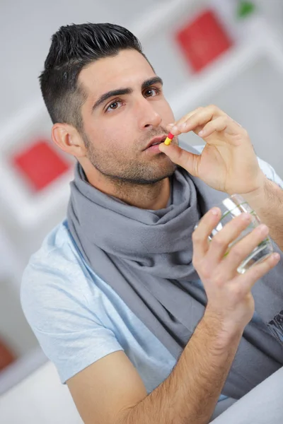 Hombre Joven Con Bufanda Tomar Medicamentos Forma Tableta — Foto de Stock