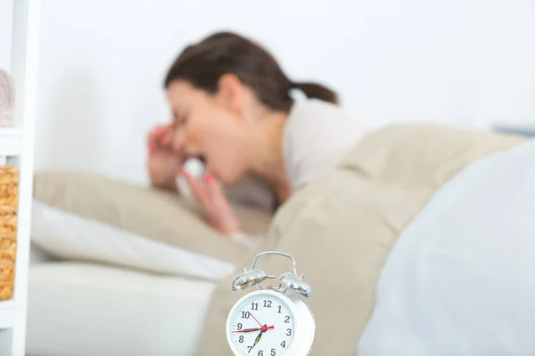 Schönes Junges Mädchen Wacht Nach Einer Nacht Schlaf Auf — Stockfoto