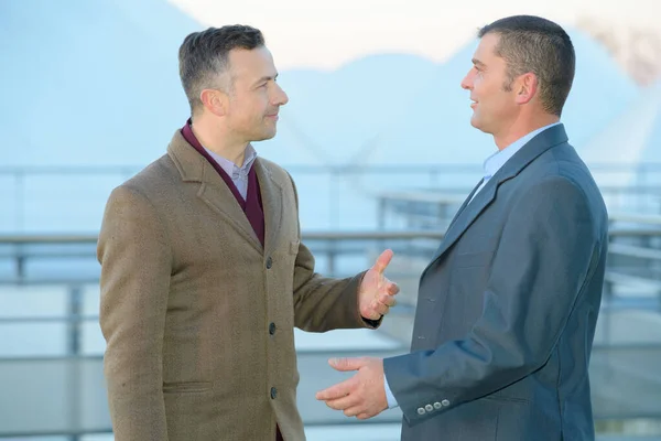 Retrato Dois Empresários Conversando Livre — Fotografia de Stock