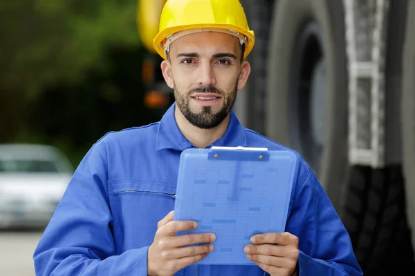 Retrato Joven Mecánico Usando Hardhat Con Portapapeles —  Fotos de Stock