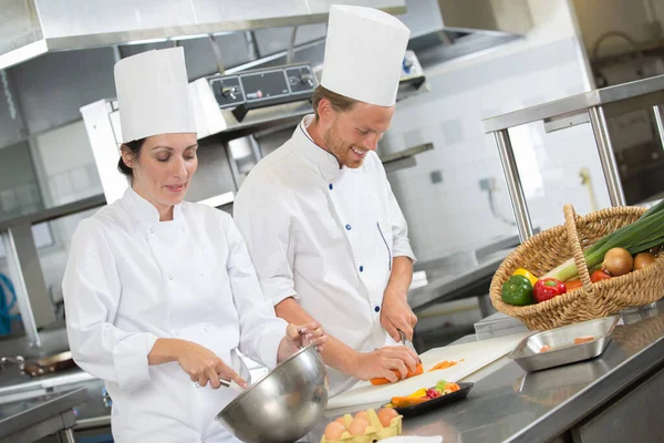 Chef Sesso Maschile Femminile Che Lavorano Insieme Cucina Professionale — Foto Stock