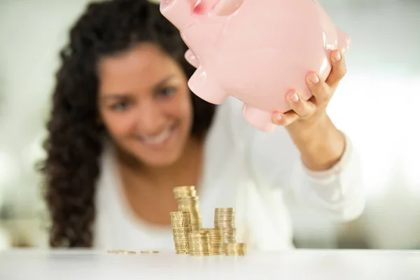 Jovem Satisfeita Com Pilhas Moedas Banco Porquinho — Fotografia de Stock