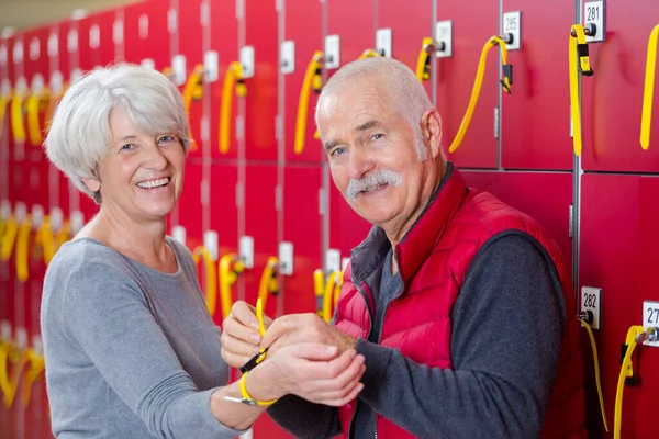 Couple Sénior Dans Vestiaire Club Fitness — Photo