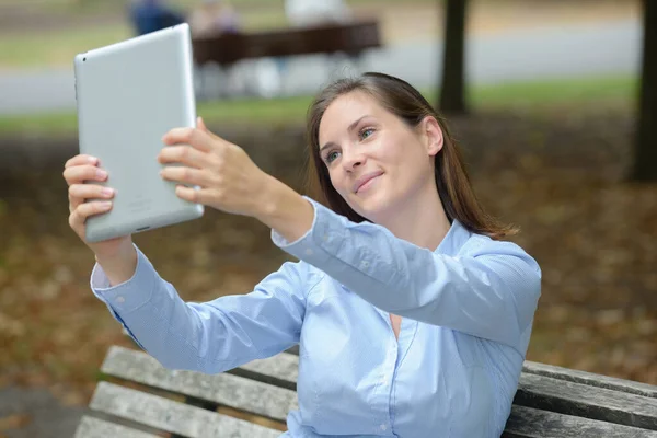 Robienie Selfie Tabletką — Zdjęcie stockowe