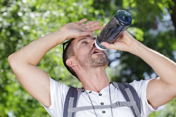 徒步旅行的人喝水 — 图库照片