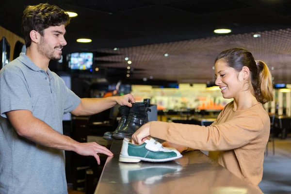 Mulher Tomando Emprestado Alguns Sapatos Para Bowling — Fotografia de Stock