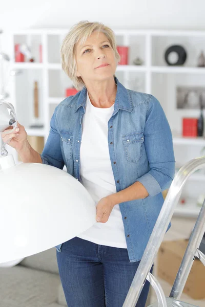 Senior Femme Penser Une Lampe Sur Plafond — Photo