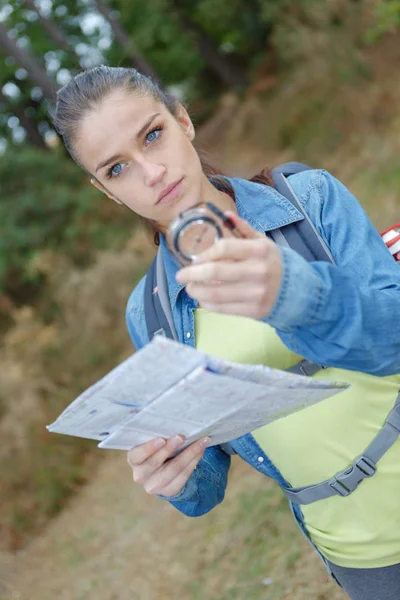 Jonge Vrouw Zoek Richting Met Een Kompas — Stockfoto