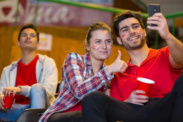 Paar Macht Selfie Mit Fans Stadion — Stockfoto