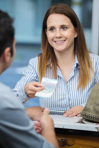 Kund Som Betalar Med Kontanter — Stockfoto