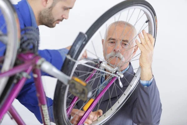 Montera Cykelchef Och Tekniker — Stockfoto