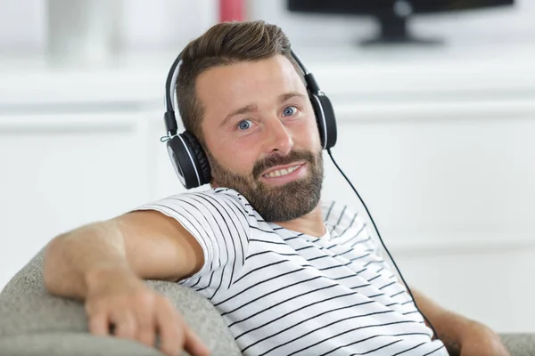 Mężczyzna Relaksujący Się Kanapie Słuchawkami — Zdjęcie stockowe