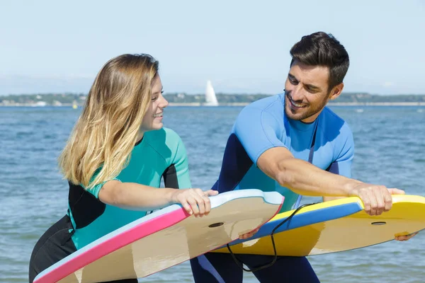 Glada Människor Semester Stranden Som Håller Surfbräda — Stockfoto