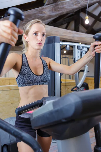 Vrouw Met Behulp Van Oefening Apparatuur Sportschool — Stockfoto