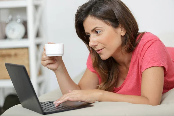 Mulher Com Laptop Café Cama — Fotografia de Stock