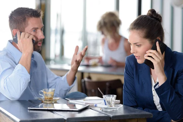 Pareja Ejecutiva Café Ambos Hablando Teléfonos Inteligentes —  Fotos de Stock