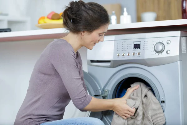 Mulher Colocando Panos Máquina Lavar Roupa — Fotografia de Stock
