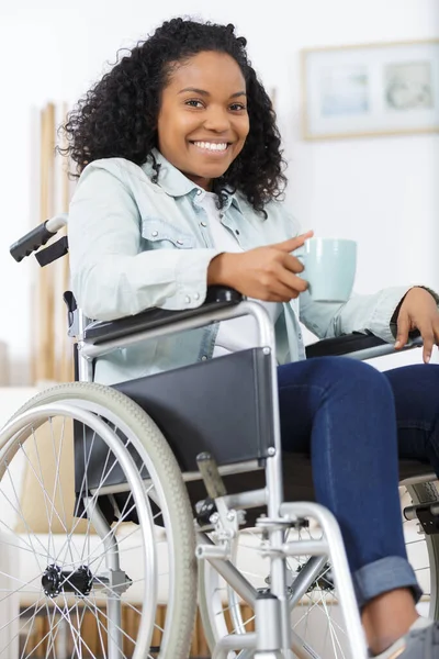 Tekerlekli Sandalyede Elinde Kahve Fincanı Tutan Engelli Bir Kadın — Stok fotoğraf