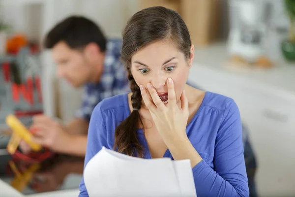 Mujer Sorprendida Comprobando Recibo — Foto de Stock