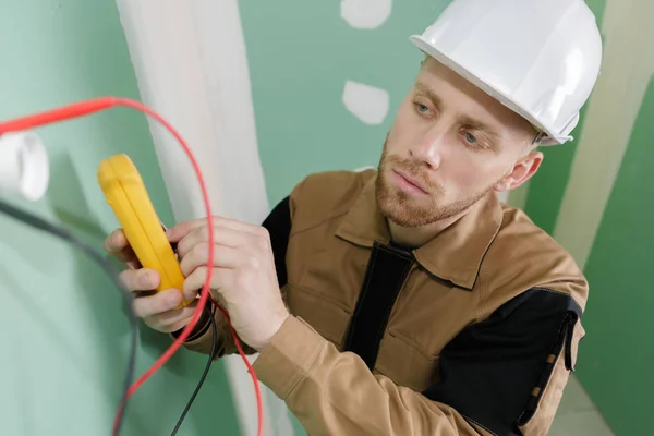 Elettricista Che Misura Tensione Nella Scheda Distribuzione — Foto Stock