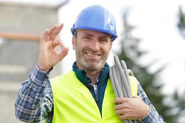 Hombre Sostiene Cables Muestra Señal — Foto de Stock