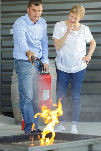 Man Tonen Vrouwelijke Collega Hoe Werken Brandblusser — Stockfoto