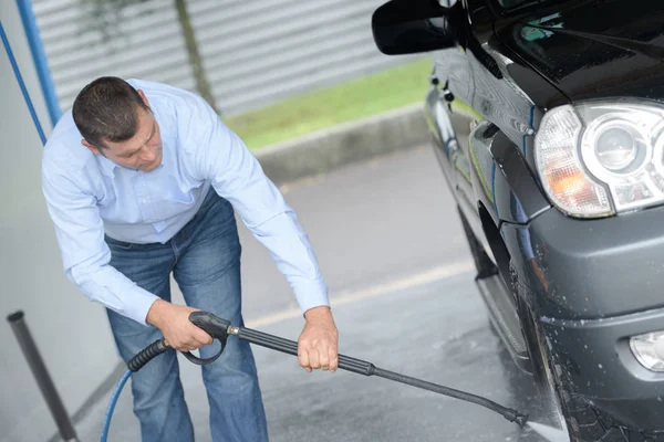 Jonge Man Zijn Auto Reiniging Met Een Jet Sproeier — Stockfoto