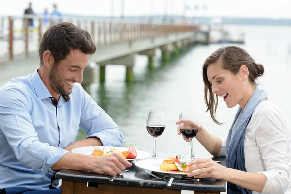 Pareja Cenando Con Vistas — Foto de Stock