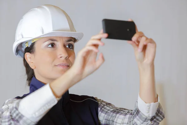 Mulher Usa Telefone Celular Para Tirar Foto Canteiro Obras — Fotografia de Stock