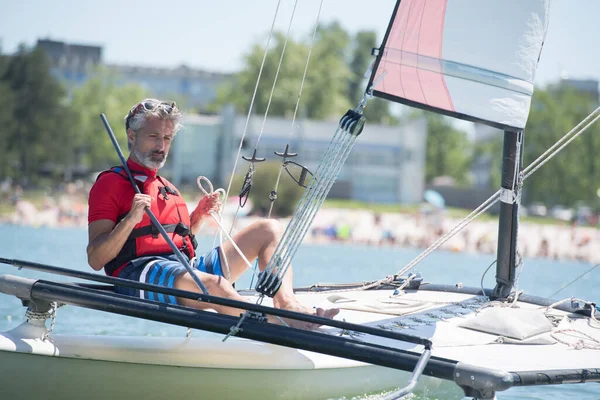 Bello Uomo Maturo Vela Catamarano Hobie — Foto Stock